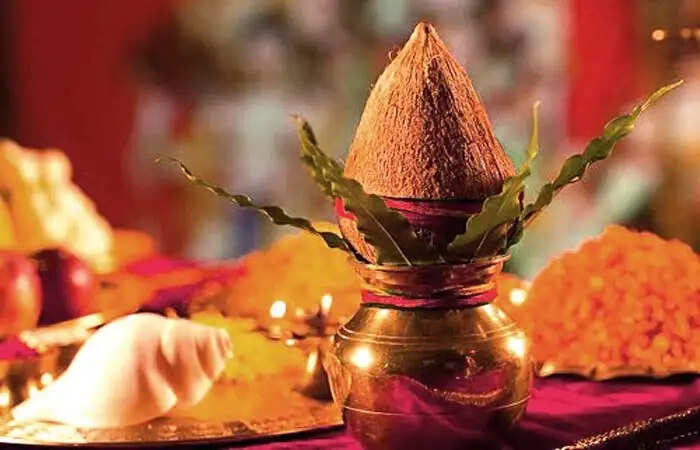 कलश स्थापना के समय जरुर करें इन मंत्रों का जाप, दूर होगें सारे कष्ट