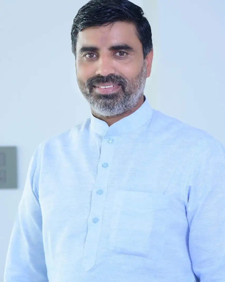 मंत्री जी ने शिकायते भी सुनी,फोन  लगाया और  समाधान करने को भी कहा