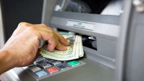ATM से पैसे निकालते समय इस बात का रखे विशेष ध्यान