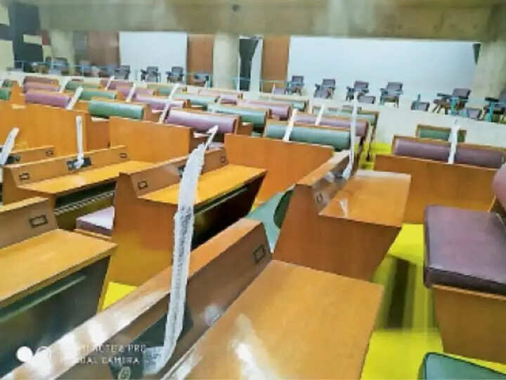 सदन में स्पीकर के सामने पहली पंक्ति में बैठेंगे अभय और नैना चौटाला