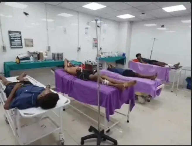 कैथल: हरिद्वार से सिरसा जा रहे कावड़ियों से भरी पिकअप पेड़ से टकराई