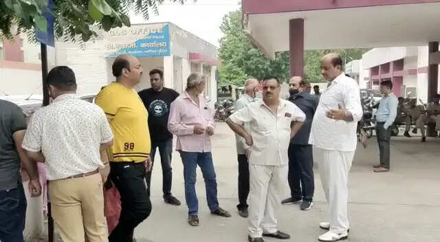 राखी बांधकर घर लौट रही थी बुजुर्ग महिला, सुनसान रास्ते में ले जाकर की लूटपाट