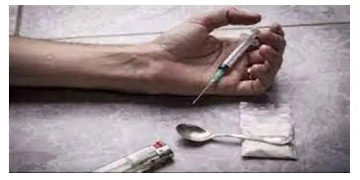 नशे की ओवरडोज से हुई युवक की मौत, खाली प्लाट में पड़ा मिला शव.
