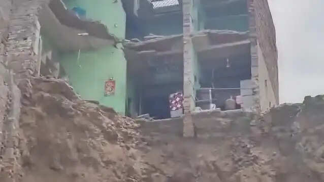 मथुरा में भीषण हा्# दसा, एक साथ ढहे 6 मकान ढहे, 3 की मौ# त