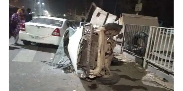2 कारों के बीच हुई भीषण टक्कर, महिला को ले जा रहे थे अस्पताल, 2 की मौत अन्य घायल