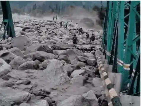 हिमाचल में फटा बादल, मलबे से मनाली-लेह रोड बंद