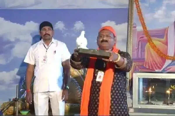 ठगी का आरोपी कैंडी बाबा गिरफ्तार, 50 से अधिक मामले हैं दर्ज