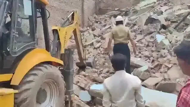 मथुरा में भीषण हा्# दसा, एक साथ ढहे 6 मकान ढहे, 3 की मौ# त