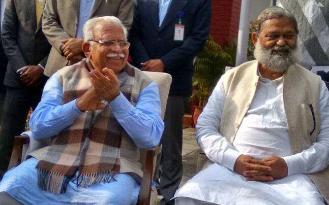 गृहमंत्री विज ने अफसराें से ट्वीट कर कहा - बंद करें डर्टी गेम, मैं और CM अच्छे दोस्त