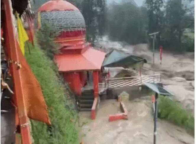 जम्मू-कश्मीर में बादल फटने से हाहाकार, 4 लोगों की मौ#त कई घर बहे, रेस्कयू टीम जारी