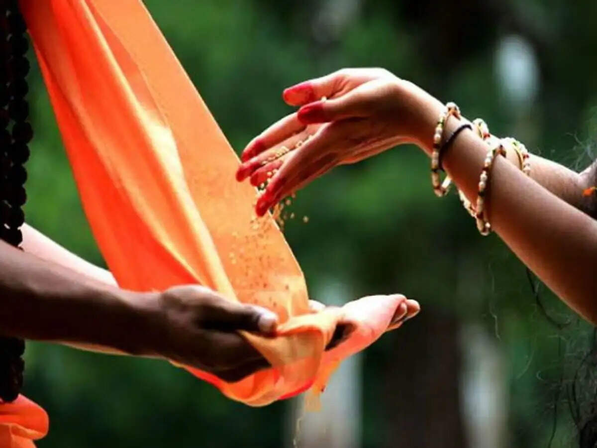 पितृ पक्ष में इन चिजों का करें दान, पूर्वज होंगे प्रसन्न