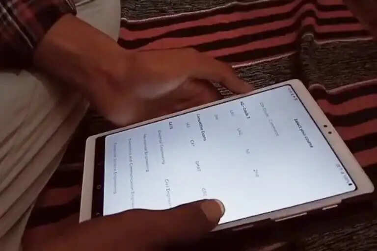 हरियाणा के छात्रों को शिक्षा मंत्री की चेतावनी, बोले- टैबलेट से छेड़छाड़ की तो होगी कार्रवाई