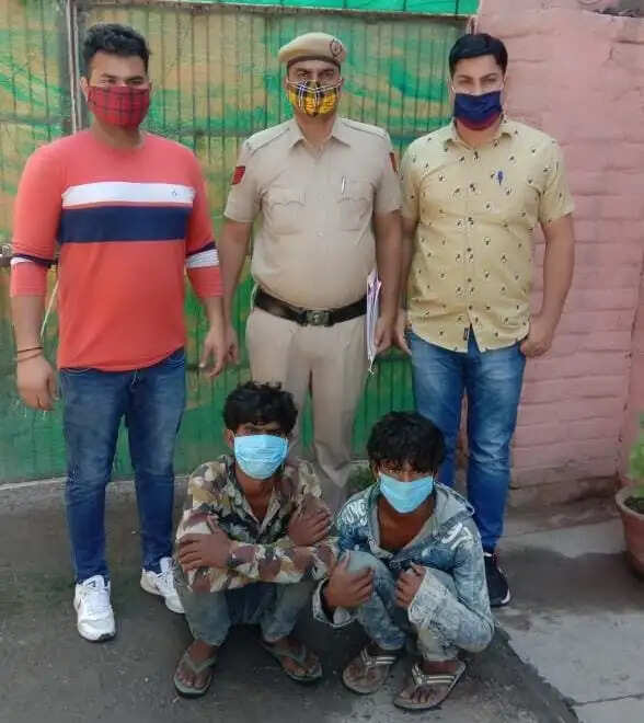 चोरी करने के मामले में दो आरोपी काबू, एक मोबाइल व पैसे बरामद