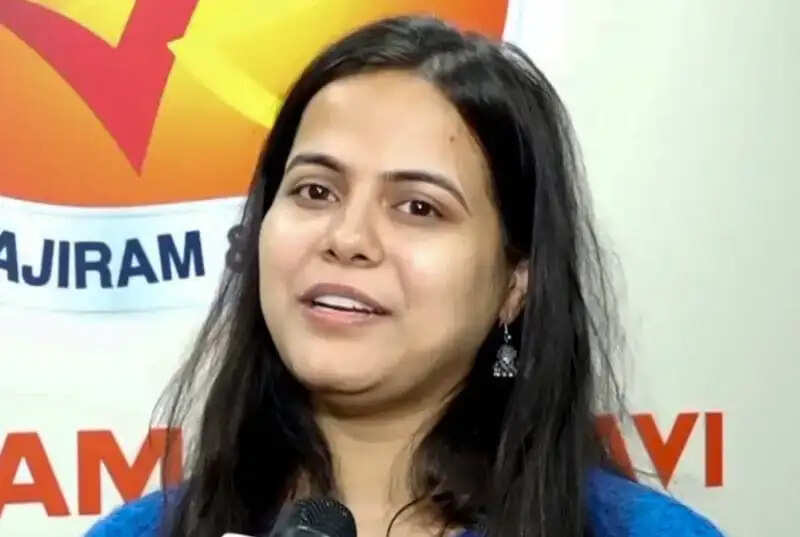 दरोगा की बेटी ने रचा इतिहास, पांचवें प्रयास में बनी UPSC टॉपर, मिलिए शक्ति दुबे से