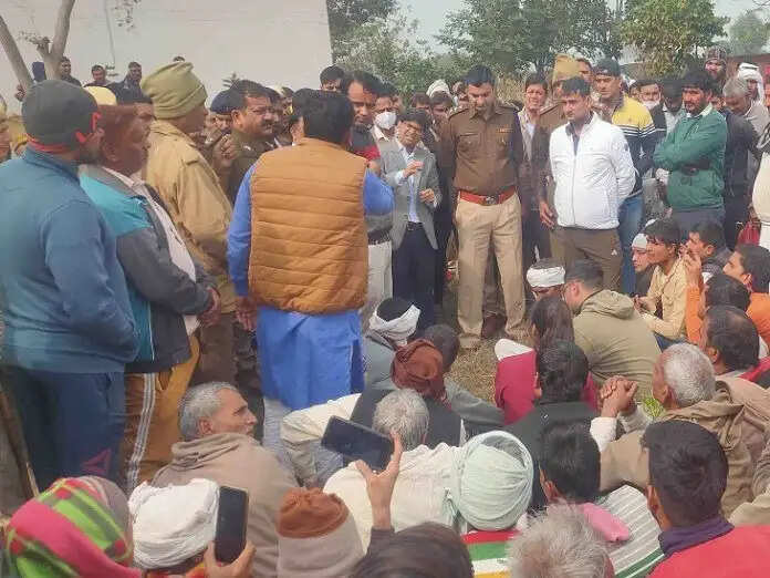 स्कूल परिसर में पेड़ से लटका मिला चौकीदार का शव, शरीर पर चोट के भी मिले निशान, पढिए मामला