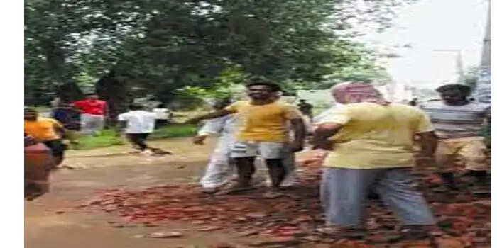 सरपंच के लड़के ने महिला पर ट्रैक्टर चढ़ाने की कोशिश की, बोले अपशब्द