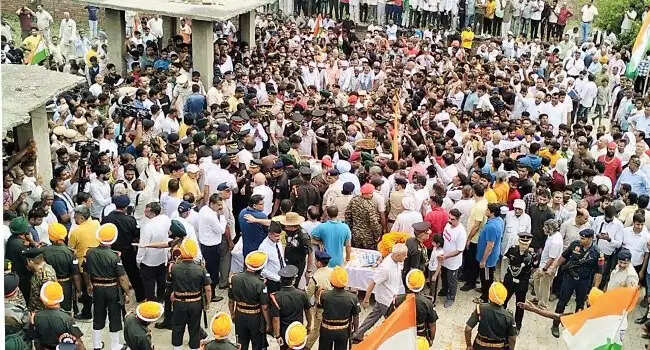 कौन थे शहीद मेजर आशीष ? ढाई साल की है उनकी बेटी, बचपन से था आर्मी मे जाने का सपना, पढ़िए पूरी खबर