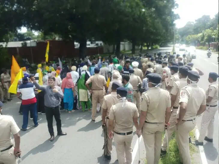 हरियाणा के CM खट्‌टर की प्रेस कॉन्फेंस, अपनी सरकार के 2500 दिनों की गिनाएंगे उपलब्धियां.