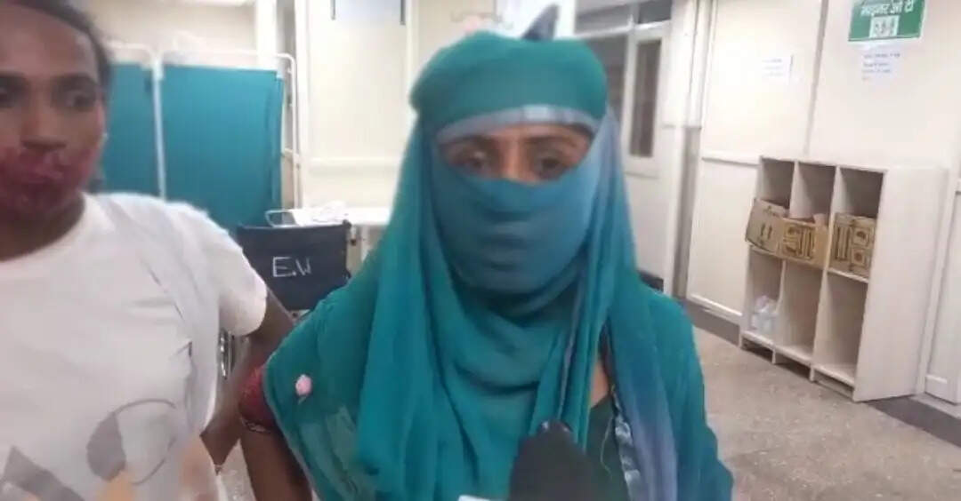 निर्वस्त्र होकर किन्नरो ने अस्पताल में किया हंगामा, हुई मारपीट, पढ़िए पूरी खबर