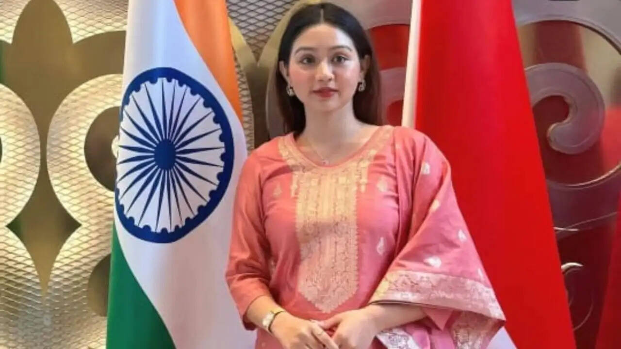 जानिए कौन है IFS अफसर गीतिका तम्ता, जिसने छोटी उम्र में UPSC क्रेक कर रचा इतिहास
