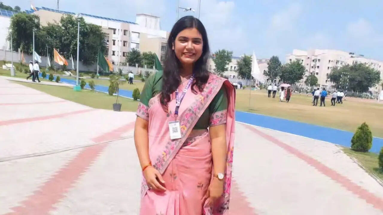 गांव की पहली महिला DC, दो बार असफल होने के बाद ऐसे रचा इतिहास