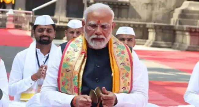अयोध्या पहुंचे पीएम मोदी, दोपहर 12:30 बजे गर्भगृह में करेंगे पूजा