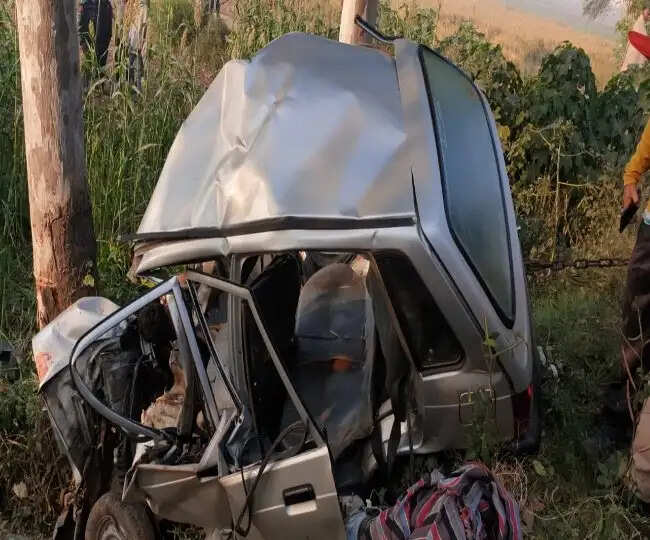 दर्दनाक हादसा- पेड़ से टकराई कार, 5 युवकों की हुई मौत