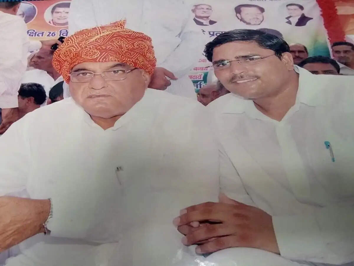 पूर्व सरपंच के होटल पर हथियारबंद बदमाशों ने बोला  हमला, सोने की चेन और 22 हजार लूटे