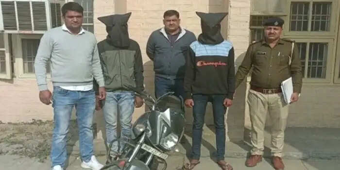 फोन झपटने की वारदात को अंजाम देने वाले 2 युवक काबू, झपटा हुआ मोबाइल फोन भी बरामद