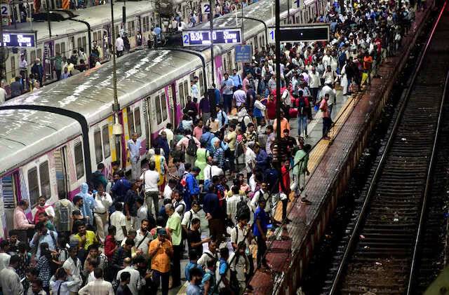 Breaking:- मुंबई में लोकल ट्रेनों से 10 यात्री गिरा, 4 की मौ# त