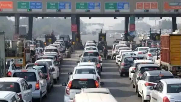 Toll प्लाजा पर लगी वाहनों की लंबी लाइन तो नहीं लगेगा टैक्स, जानिए नए नियम