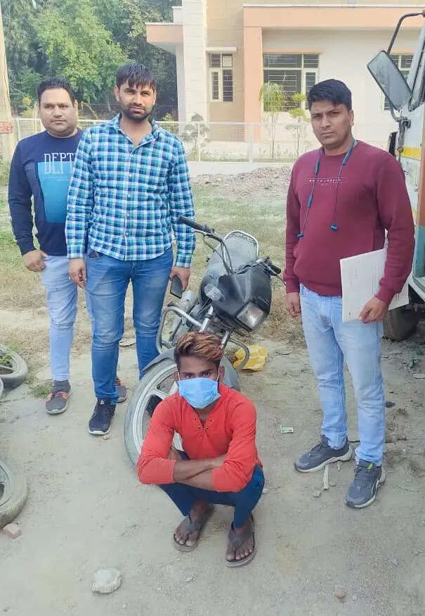 बाइक चलाने का शौक हुआ तो चुरा ली बाईक, अब चोरी की बाईक के साथ गिरफ्तार