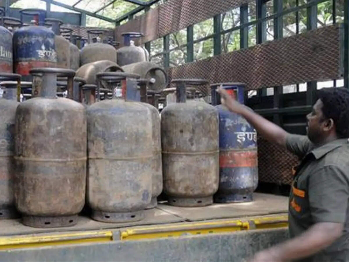 Breaking:- कॉमर्शियल गैस सिलेंडर हुआ स्सता, click करके चेंक करे रेट