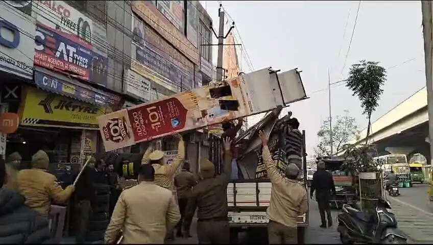 पानीपत में चल रहा है अतिक्रमण हटाओ अभियान, सड़को पर है पानीपत पुलिस