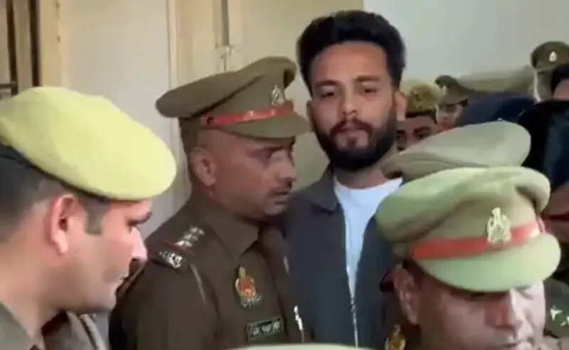 HARYANA पुलिस की कस्टडी में Elvish yadav, Court में गले मिलने के दौरान पिता ने कान में फुसफुसाया