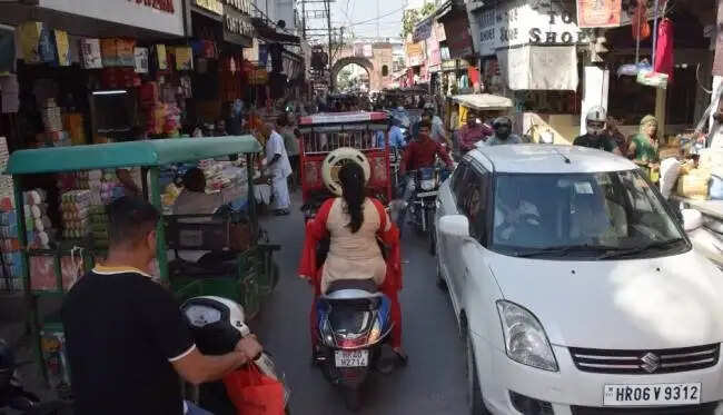 पानीपत के बाजारों में बढ़ती भीड़, पुलिस ने काटे कई चालान