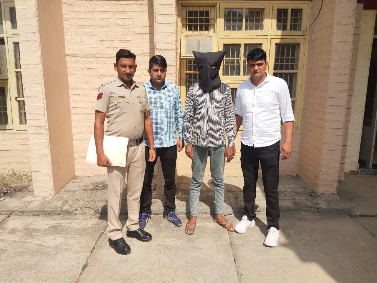 दोस्तो मे रौब दिखाने के लिए रखता था पिस्तौल, अब पुलिस ने दबोचा