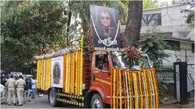पंचतत्व में विलीन हुए बप्पी दा, अंतिम विदाई में पहुंची कई फिल्मी हस्तियां