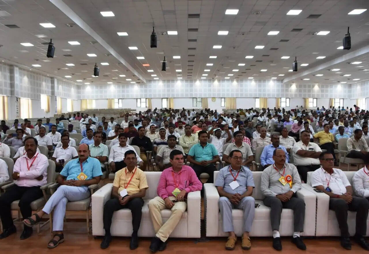 शिक्षा मंत्री ने शिक्षक दिवस पर किया जिले के शिक्षकों को सम्मानित