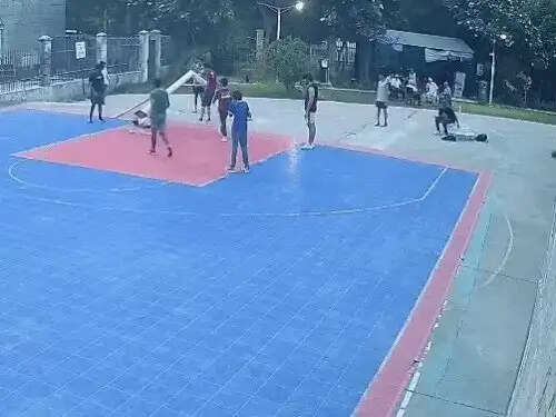 12 साल के कार्तिक की रीढ़ में 3 फ्रैक्चर ! गुरुग्राम सेक्टर 84 में बास्केटबॉल पोल गिरने से बड़ा हादसा..