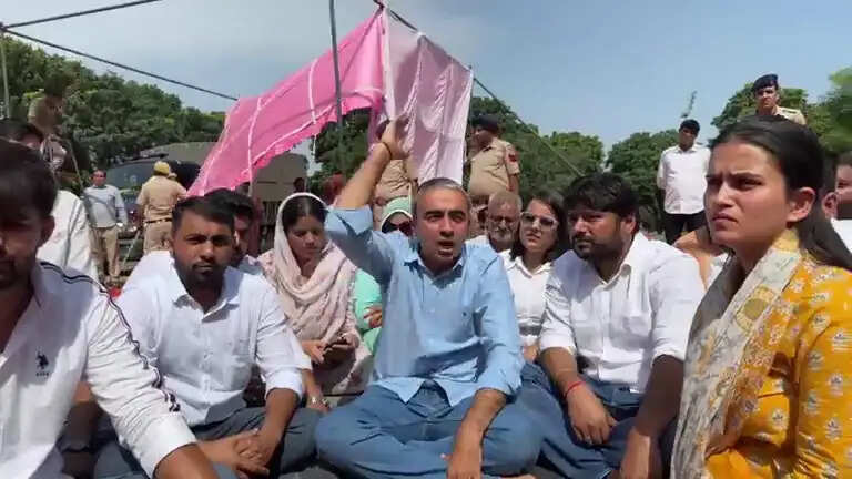 AAP के नेता अनुराग ढांडा को पुलिस ने धरने से उठाया