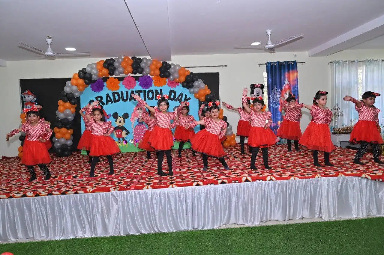 डी० ए० वी० पुलिस पब्लिक स्कूल में नन्हे-मुन्नों ने मनाया हर्षोल्लास से ग्रेजुएशन डे