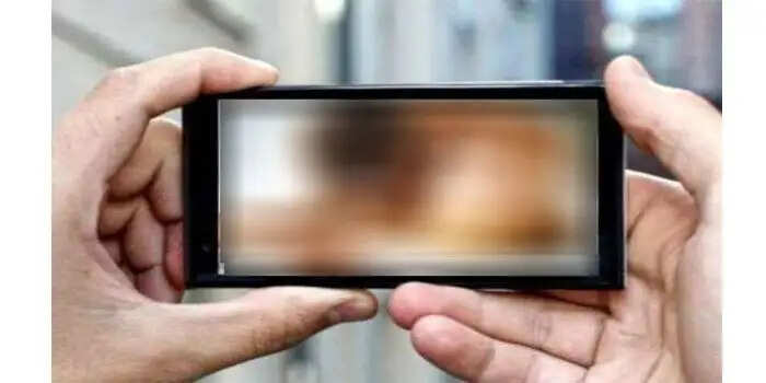 11वीं कक्षा की छात्रा का अश्लील वीडियो बना कर रहा था  ब्लैकमेल, आरोपी के खिलाफ केस दर्ज