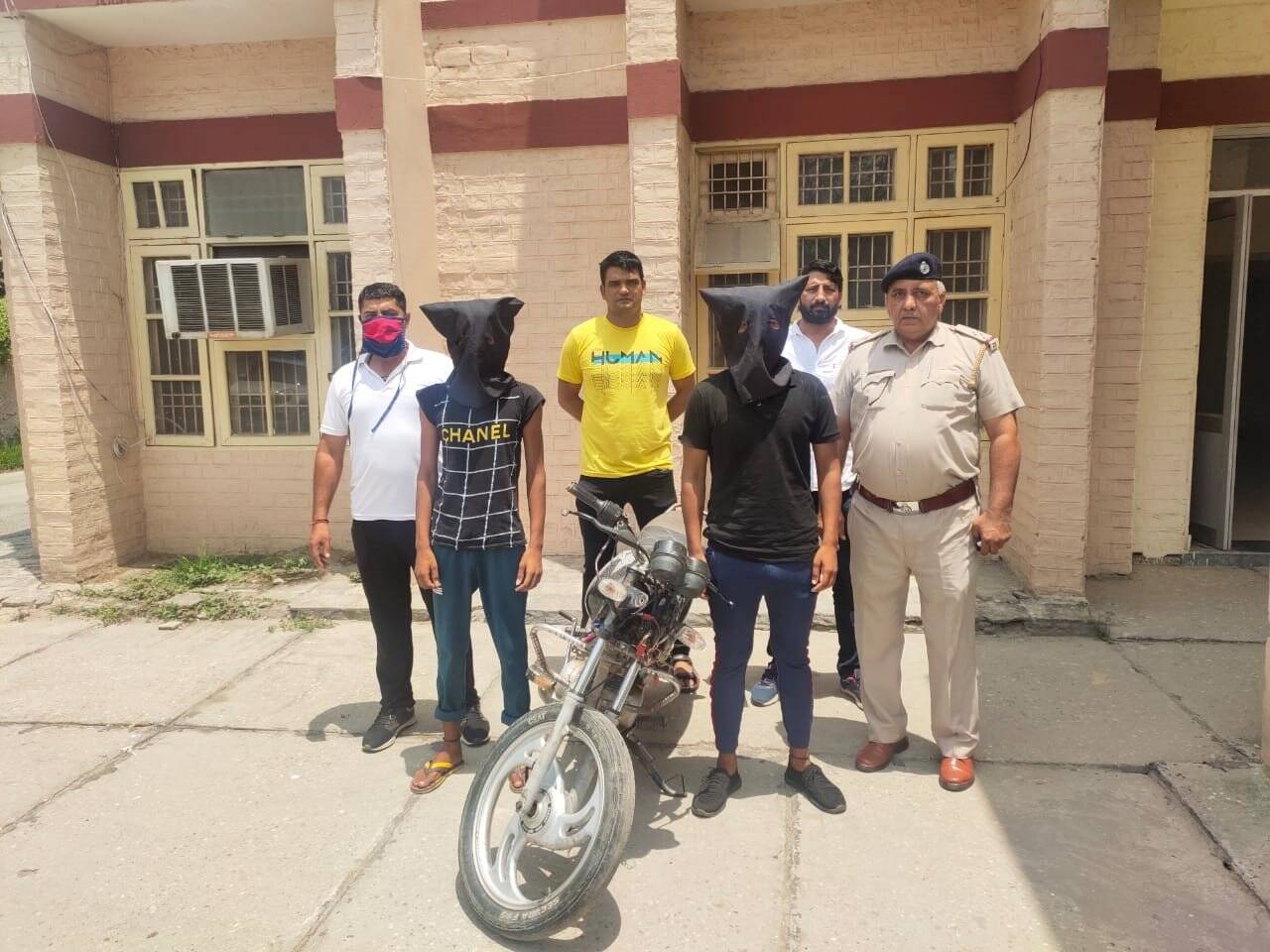 गन-प्वाइंट पर बाइक छिनने वाले दो आरोपी काबू, छिनी गई बाइक बरामद