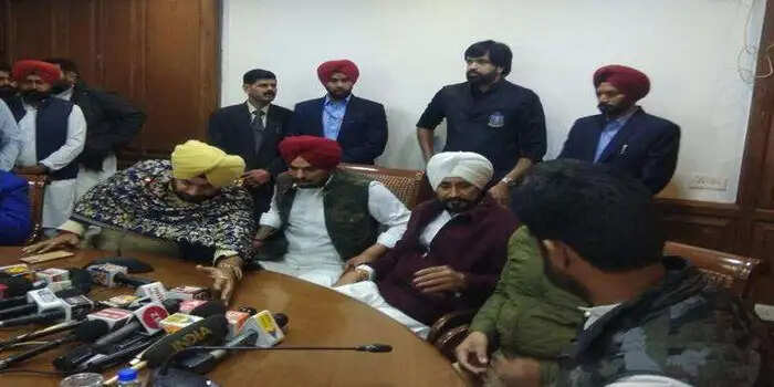 मशहूर पंजाबी गायक सिद्धू मुसेवाला कांग्रेस में हुए शामिल, CM चन्नी ने किया स्वागत