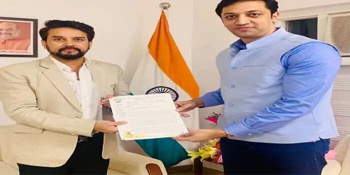रायजादा हंसराज बैडमिंटन स्टेडियम में SAI सेंटर खोलने के लिए रितिन खन्ना ने केंद्रीय खेल मंत्री अनुराग ठाकुर को सौंपा पत्र