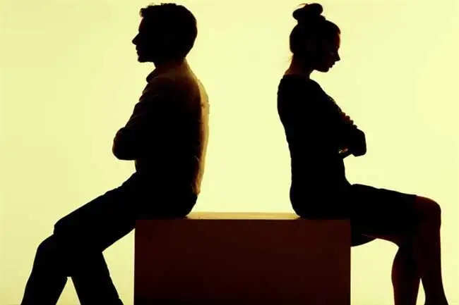 पत्नी ने यू की बेवफाई, प्रेमी के साथ आपत्तिजनक हालत में देख पति ने दे दी ...