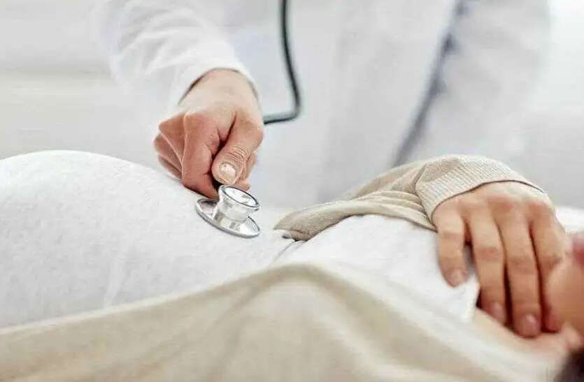 5 हजार रुपए में गर्भपात करवा रही 75 वर्षीय रिटायर्ड स्टाफ नर्स को रंगे हाथो पकड़ा