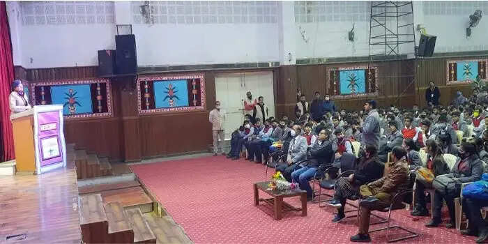 साइबर क्राइम के बढ़ते मामलों को देखते हुए ASP पूजा वशिष्ट ने विद्यार्थियों व बच्चों को किया जागरूक