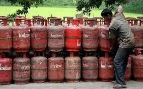 महंगाई की जबरदस्त मार..LPG सिलेंडर और पेट्रोल-डीजल के बढ़े दाम